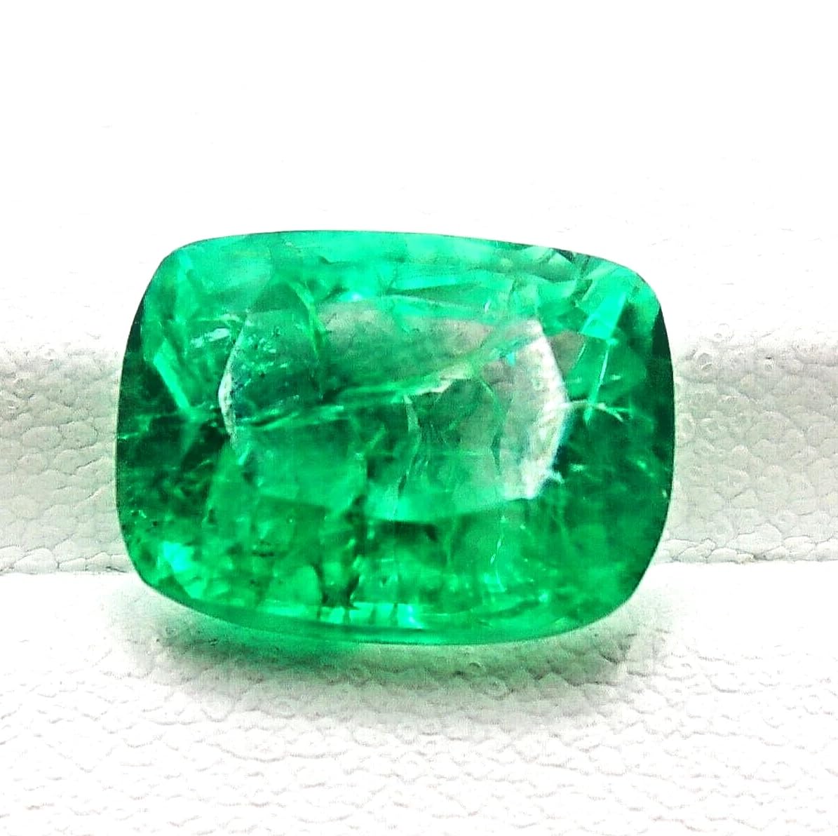Natural Colombian Emerald 8.20 Ct Certified Loose Gemstone ā Cushion Cut, Vibrant Green for Jewelry Making