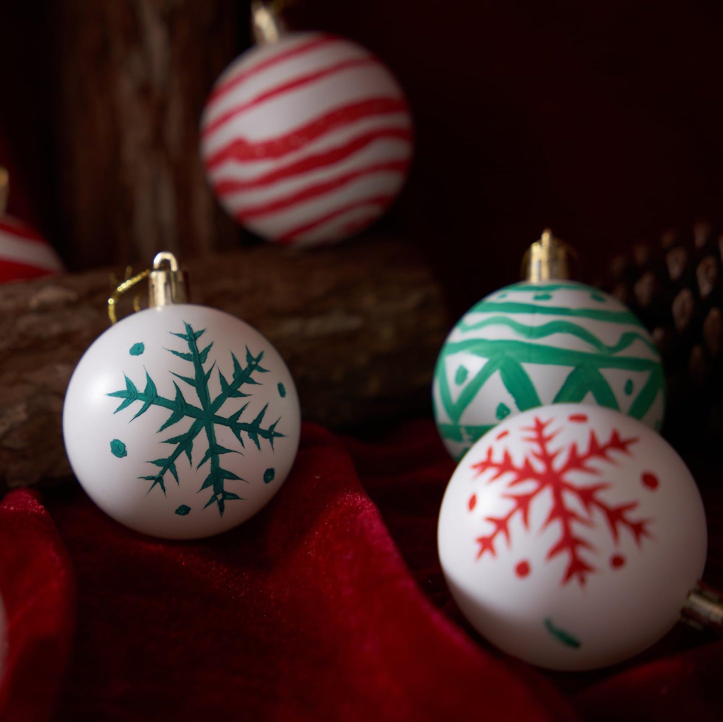 JOYIN 24 Pcs Christmas Ball Ornaments Blank White, Ball Ornaments for DIY Art & Craft Christmas Tree Decoration Shatterproof for Xmas Party Favors Supplies Presents