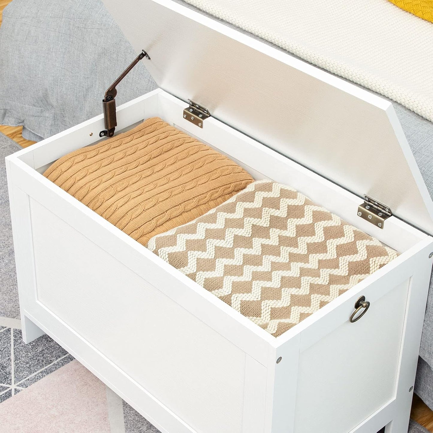 HOOBRO Toy Box, Retro Wooden Look Storage Chest with Safety Hinge, Entryway Storage Bench Supports 220 lb, 29.9 x 15.7 x 18.9 Inches Toy Chest Organizer, Easy Assembly (White) WT75CW01G1