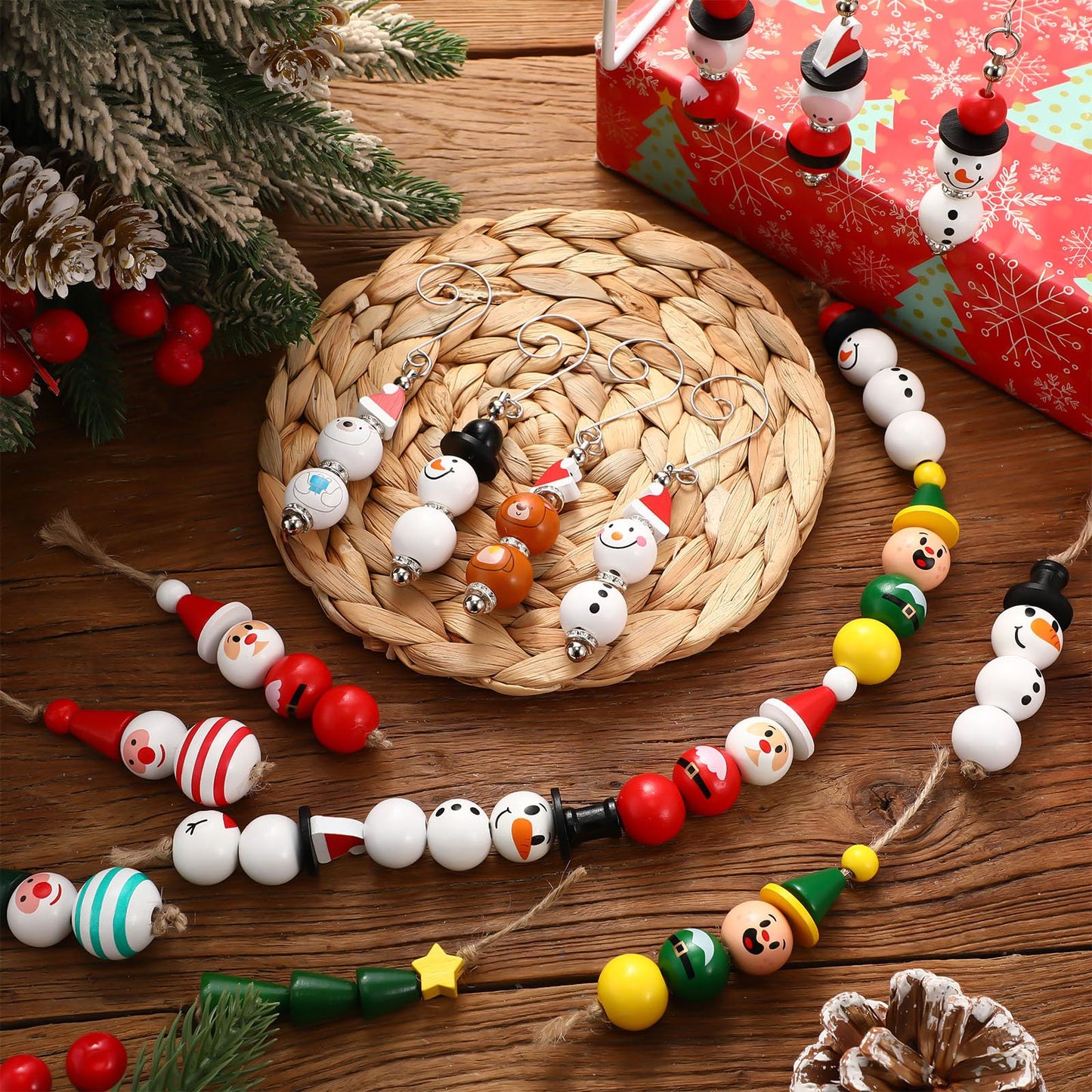 Ferreve 195 Pcs DIY Christmas Beads Ornaments Kits with Twine Beadable Blank Christmas Tree Hangers Elk Snowman Elf Wooden Bead for Xmas Tree Hangers Garland Crafts Winter Party Farmhouse Home