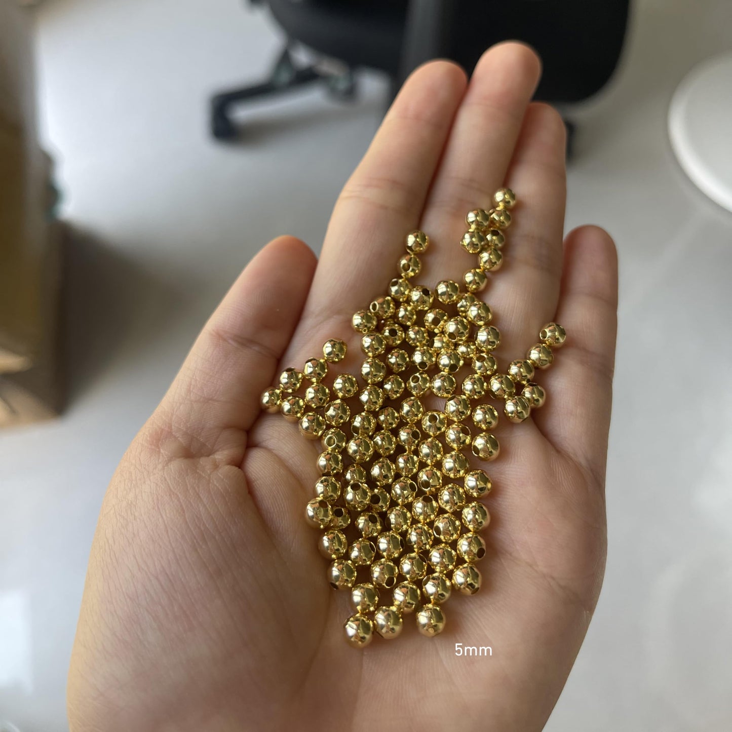 BLOSSIONA 300pcs 5mm 18K Gold Filled Beads Round Gold plated beads for Jewelry Making Brass Smooth Gold Spacer Beads for Jewelry DIY Crafts Long-lasting Seamless Loose Beads for Necklace Bracelet