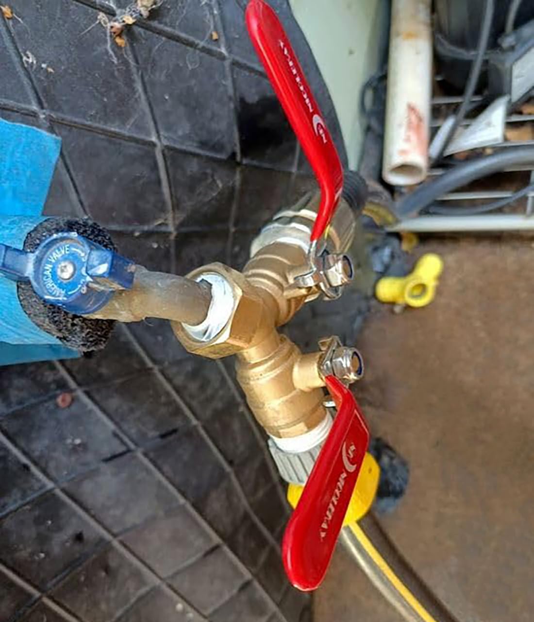 NICOLEKAY Brass Garden Hose Splitter 2 Way Heavy Duty with 304 Stainless Steel Long Handle, Outdoor Full Flow Hose Bib Splitter Connector, Y Valve 3/4 Inch GHT Thread (RED)