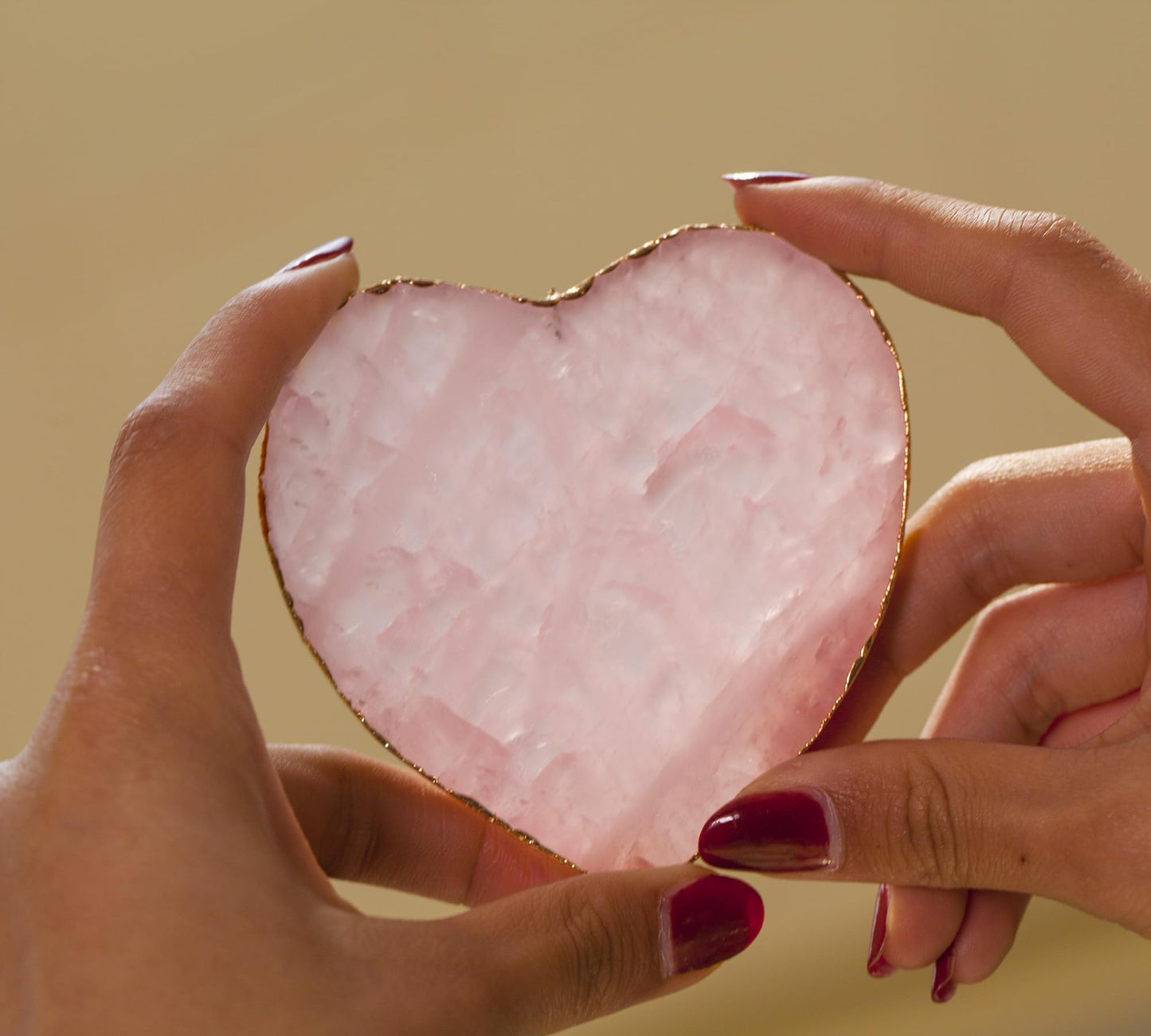AMOYSTONE Large Heart Stone Rose Quartz Healing Crystals Birthday Gifts for Women, Natural Reiki Meditation Pink Crystal Gilded Edge Heart Shaped 3.5-4"/pc with Plastic Bracket