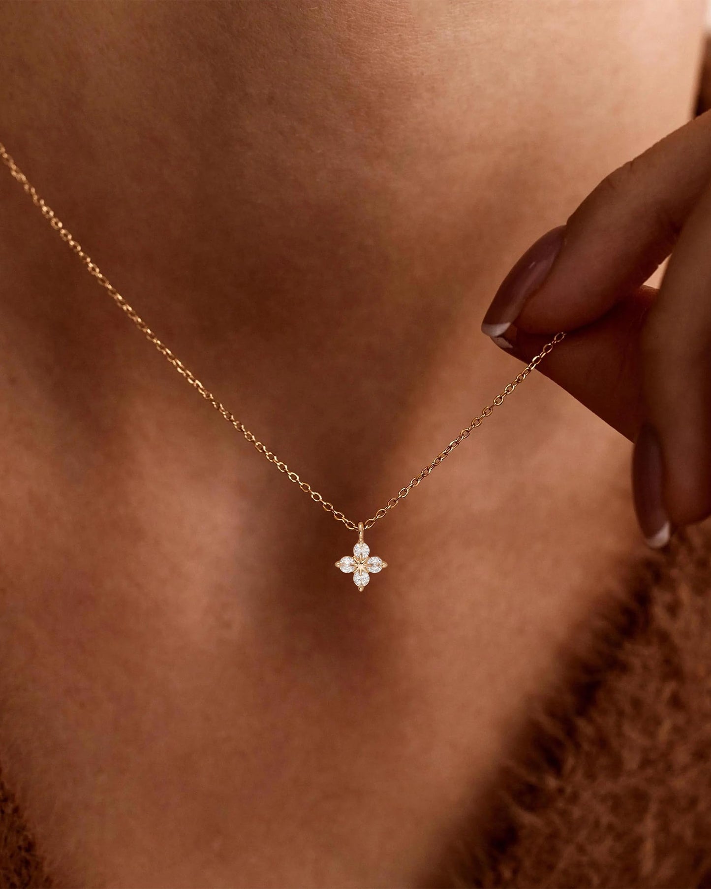 GUOKE Clover Necklace for Women, 14K Gold Plated Cute Dainty Necklace Four Leaf Clover Pendant Mothers Day Jewelry Gift
