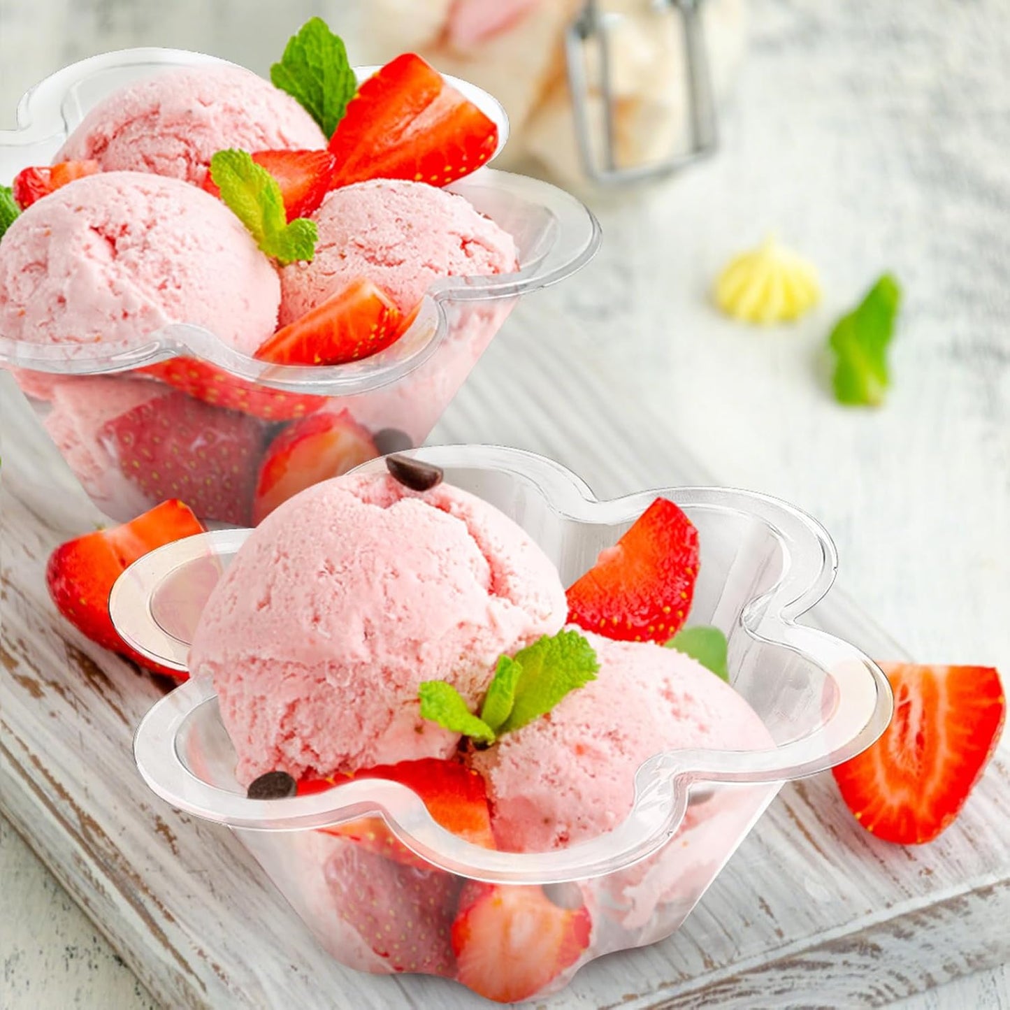 Qeirudu 8 oz Dessert Cups with Spoons, 100 Pack Flower Shaped Ice Cream Bowls Plastic Party Serving Bowls for Sundae, Parfait, Fruit, Snack, Acai Bowls