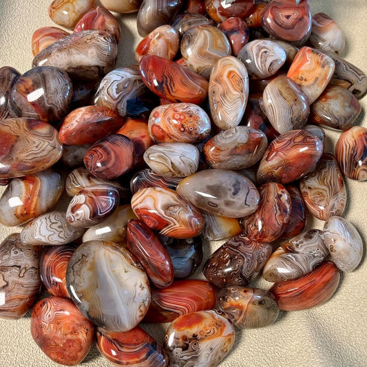 Rstnunssy Sardonyx Banded Agate Palm Stone Worry Stone Irregular Polished Tumbled Stone Pebble Healing Crystal for Home Decor (200, Grams)