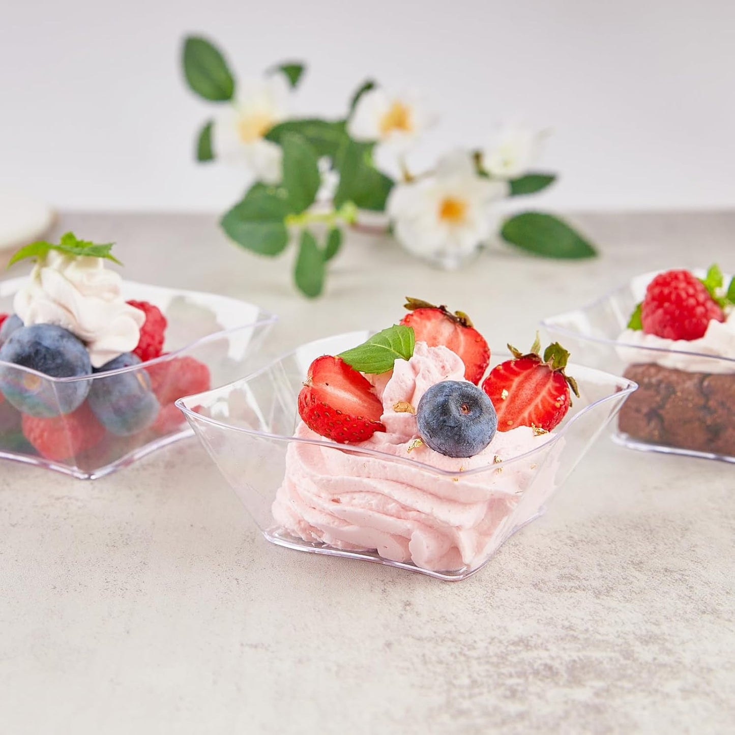Qeirudu 50 Pack 5 oz Mini Dessert Cups with Spoons - Plastic Appetizer Cups Small Disposable Serving Bowls for Party Fruit Cheesecake Pudding