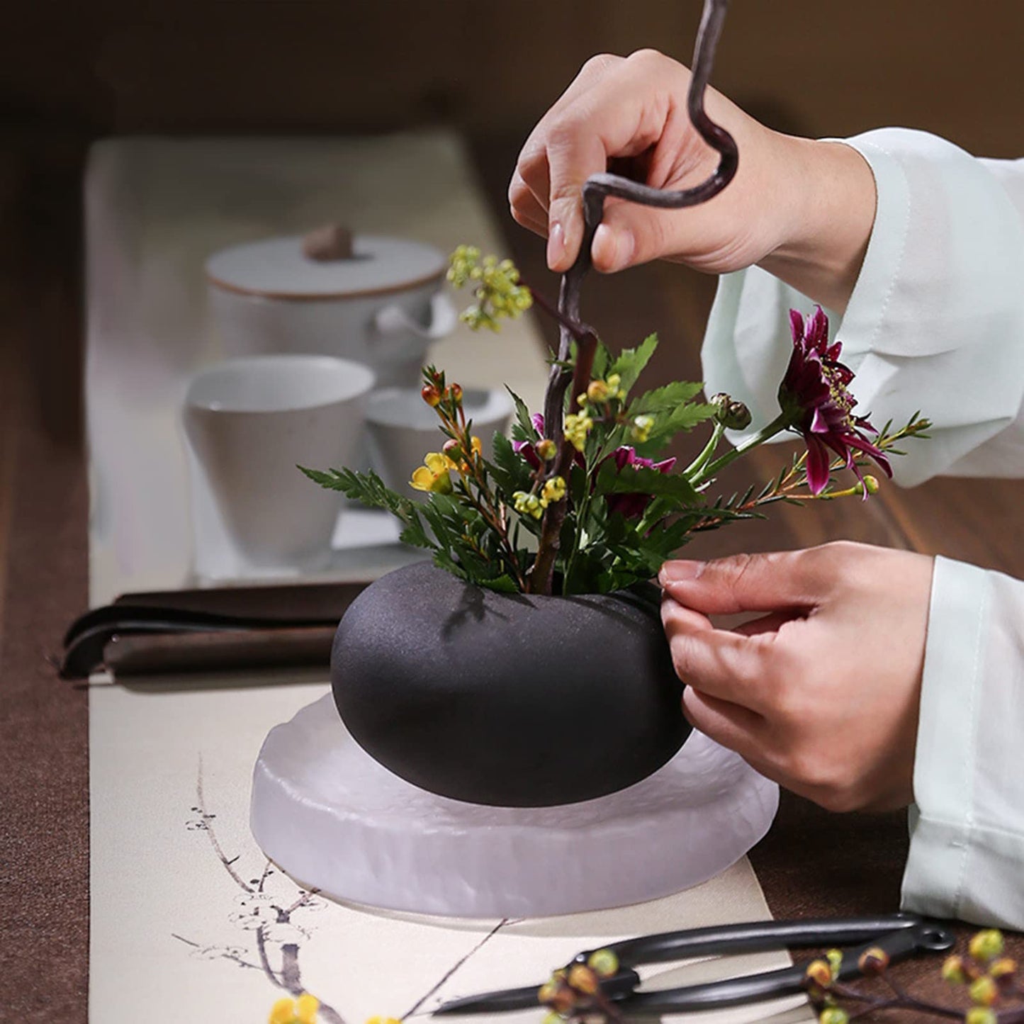 WANDIC Ikebana Flower Arrangement Vase Kit, Black Pebble Ceramic Planter Pot with 4cm Kenzan Flower Frog Pottery Floral Arranging Pin Needle Holder for Floral Art Desk Office Decoration