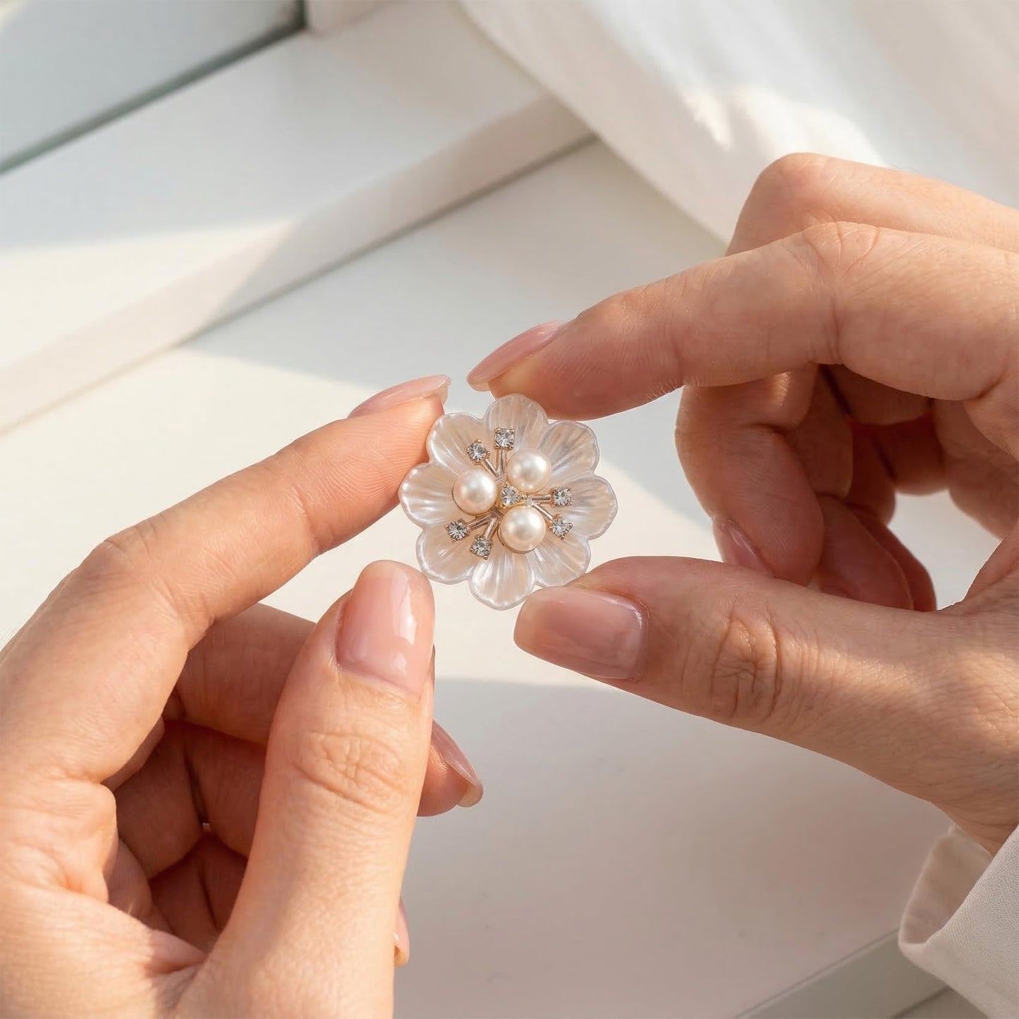 HINZIC 28pcs Flower Pearl Buttons Rhinestone Embellishments, Flatback Faux Pearls Flowers for Crafting, Sparkly Rhinestone Buttons Floral Pearl Applique for DIY Decor Wedding Jewelry - White