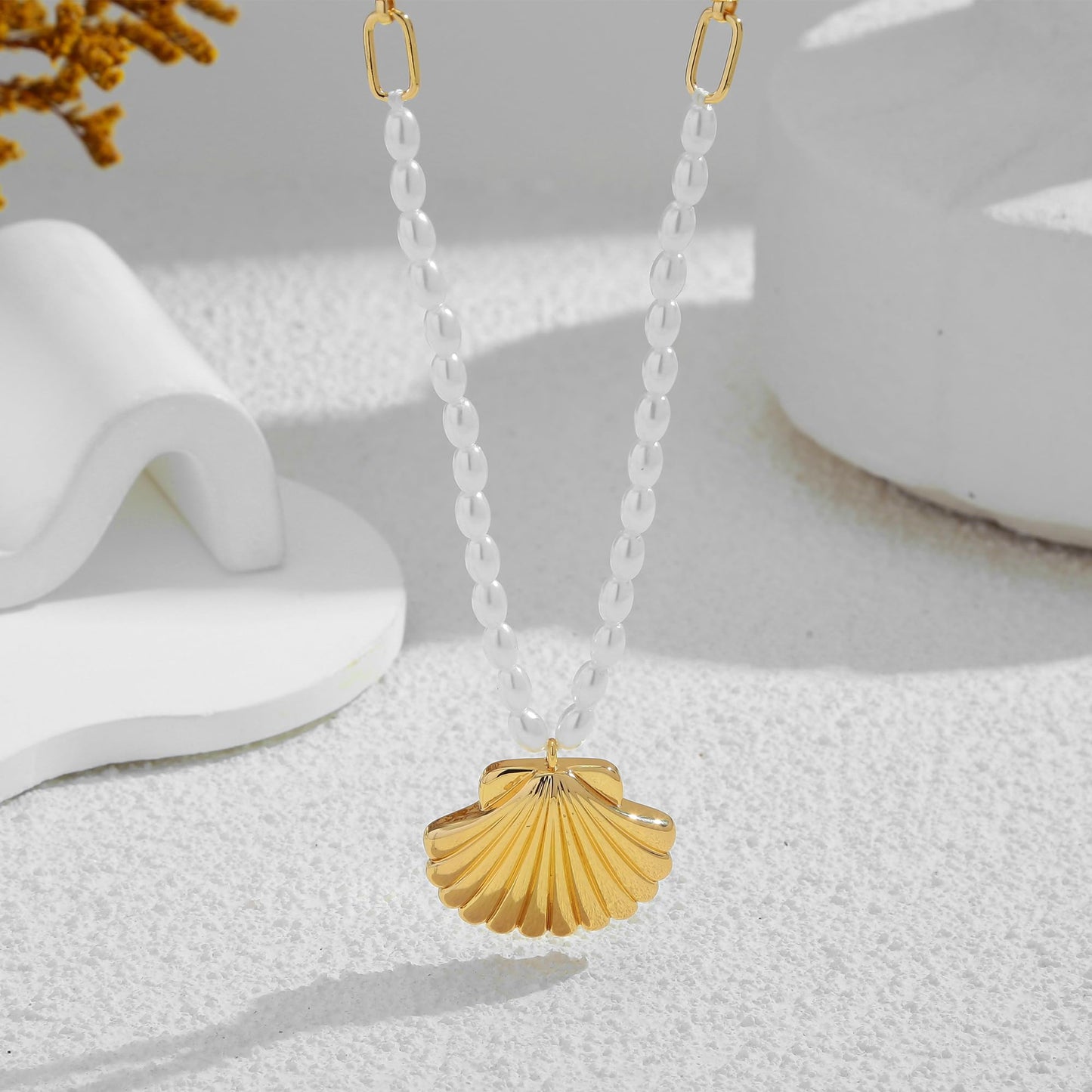 WOWORAMA Gold Pearl Shell Necklace for Women Dainty Scallop Shell Pendant Necklaces Adjustable Pearl Link Chain Choker Necklace Summer Beach Seashell Necklace Jewelry