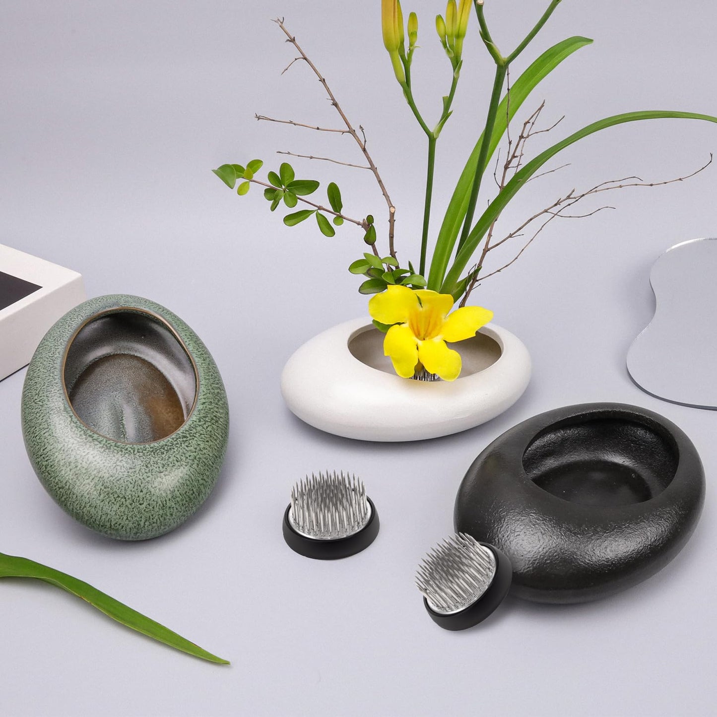 Folmywy Ikebana Flower Frog Vase Kit Japanese Flower Arrangement with 1.57 Inch Kenzan Ceramic White Pebble Shaped Bowl for Ikebana Teaching Aids Art Supplies Home Decor (5.51x4.13in)