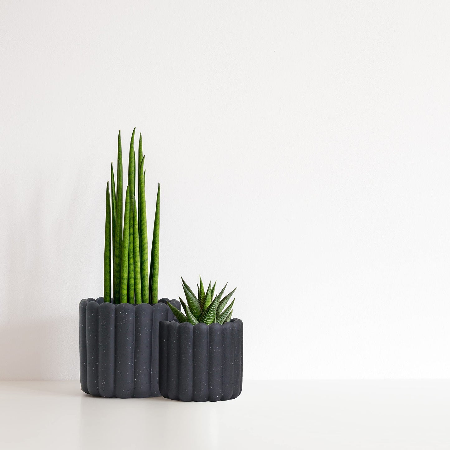 Olly & Rose iOS Vertical Striped Ribbed Plant Pot - Charcoal Speckled Ceramic Planters - 6.6 + 5 Inch Indoor and Outdoor Flower Pots Home Decor (Black Ribbed)