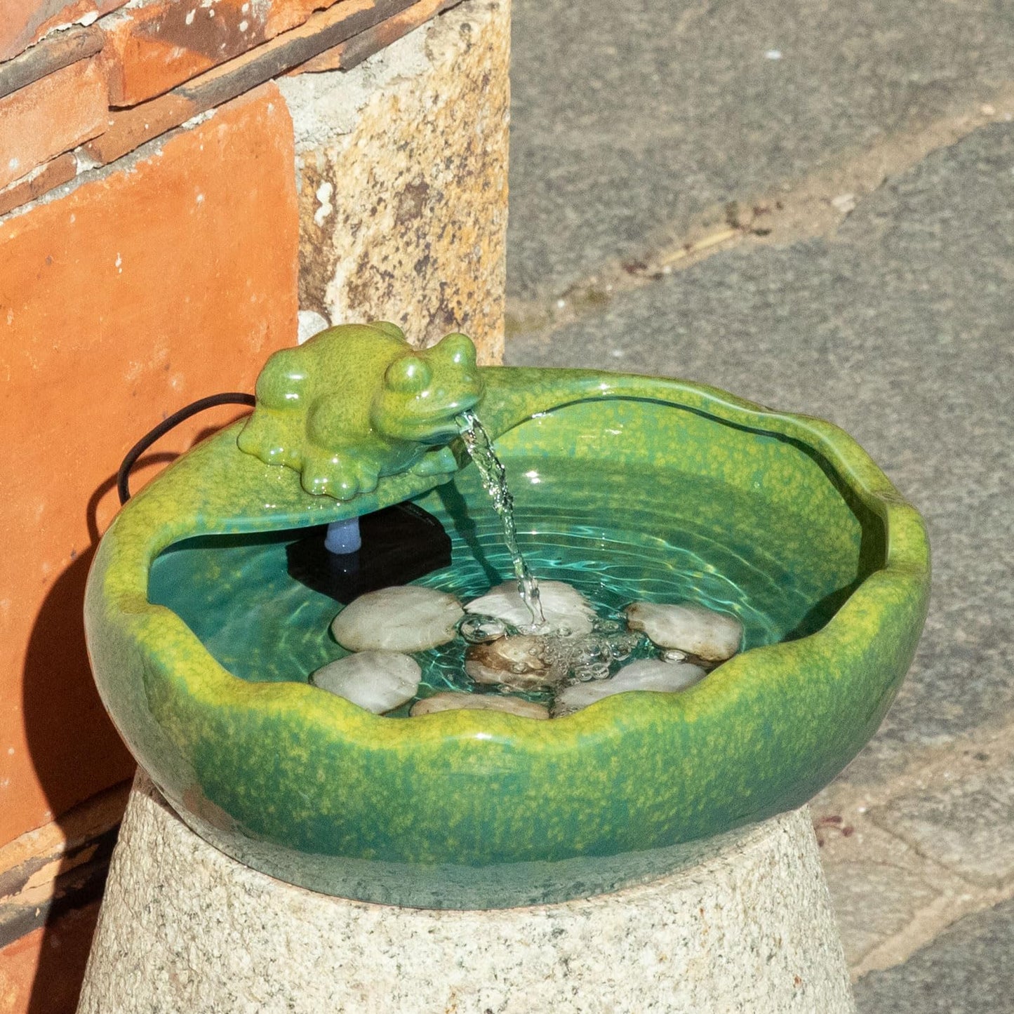 Ceramic Solar Water Fountain with Battery Backup, Solar Powered Water Fountain，Outdoor Water Feature Bird Bath for Garden, Patio & Yard Decor,Working at Night for at Least 6 Hours (Frog).