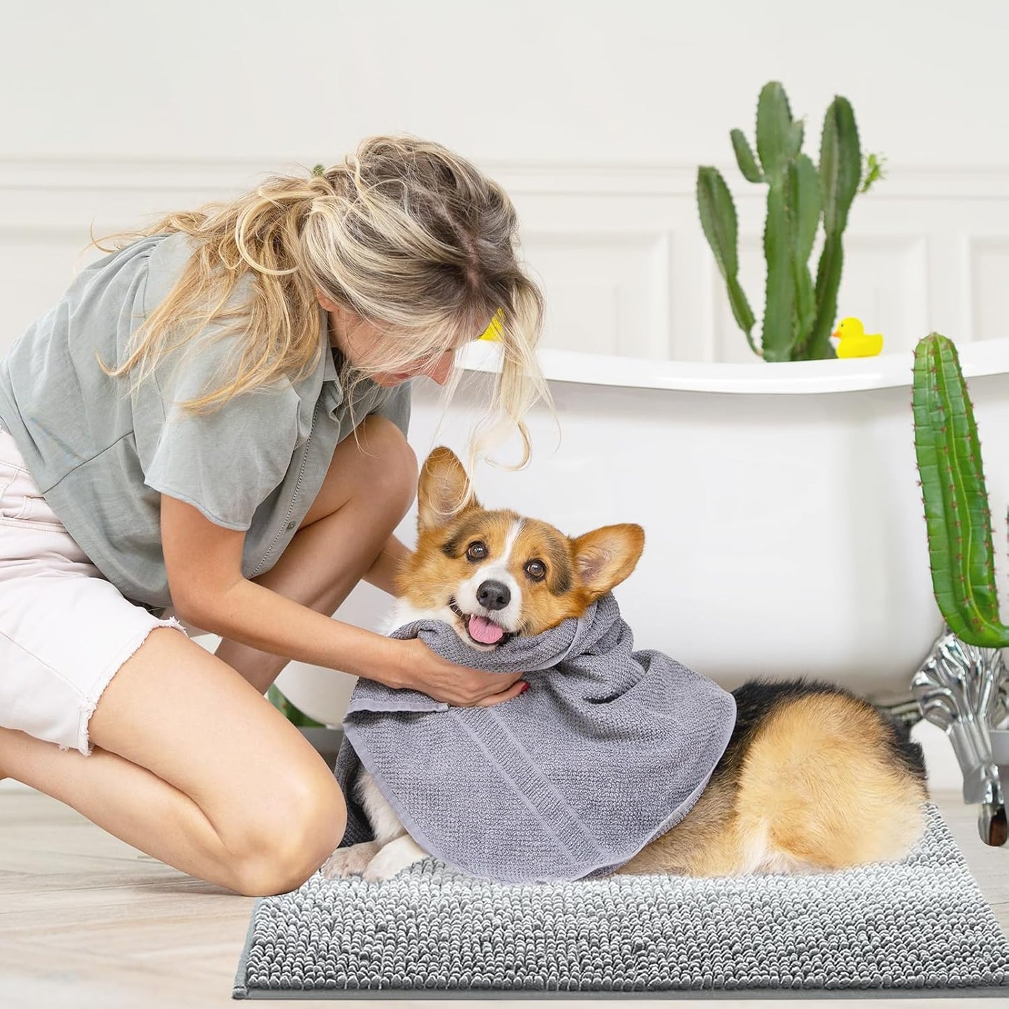 Gibelle Grey Bathroom Rugs, Luxury Chenille Bath Mat, Small Non Slip Shower Rug and Bath Room Floor Mats, Machine Washable, Quick Dry Bathmat, Soft Cozy Plush Rug for Tub, 20" x 32"