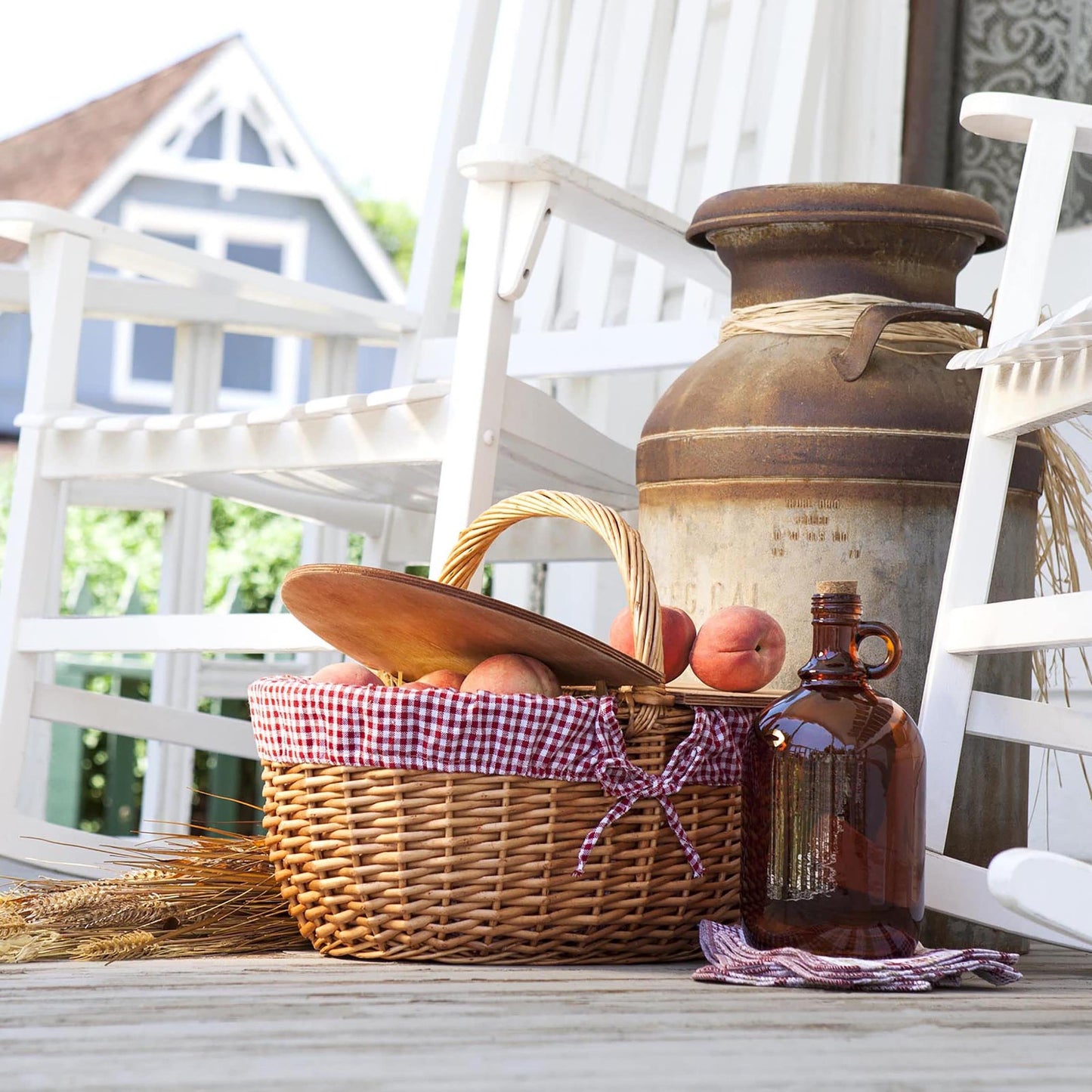 PICNIC TIME Country Picnic Basket, Sturdy Woven Wicker Basket with Customizable Split-lid Design and Removable and Washable Polycotton Vintage-Style Liner, (Red & White Gingham Pattern)
