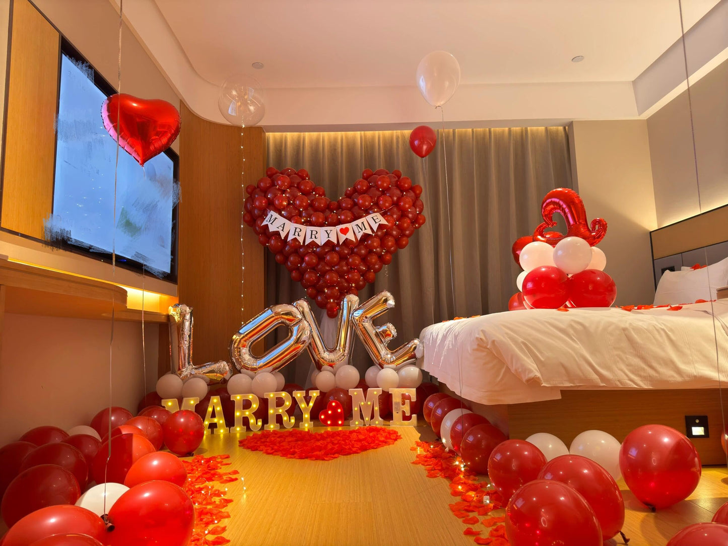 PTGOLUO Red and White Balloon Garland Arch kit 153pcs with Star - 22 18 12 10 5in Different Size Red White Confetti Latex Balloons for Christmas Wedding Valentine's Day Birthday Party Decorations