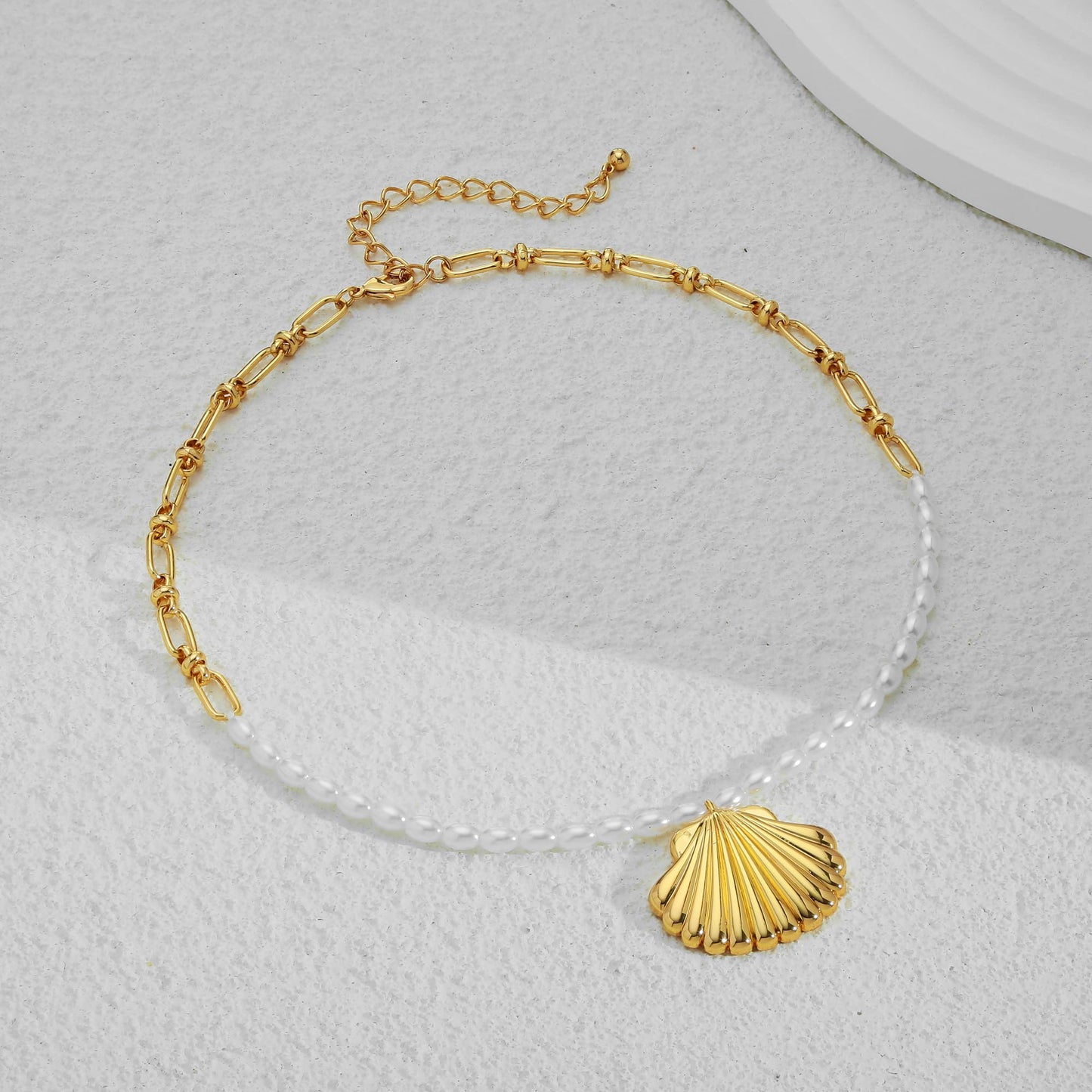 WOWORAMA Gold Pearl Shell Necklace for Women Dainty Scallop Shell Pendant Necklaces Adjustable Pearl Link Chain Choker Necklace Summer Beach Seashell Necklace Jewelry