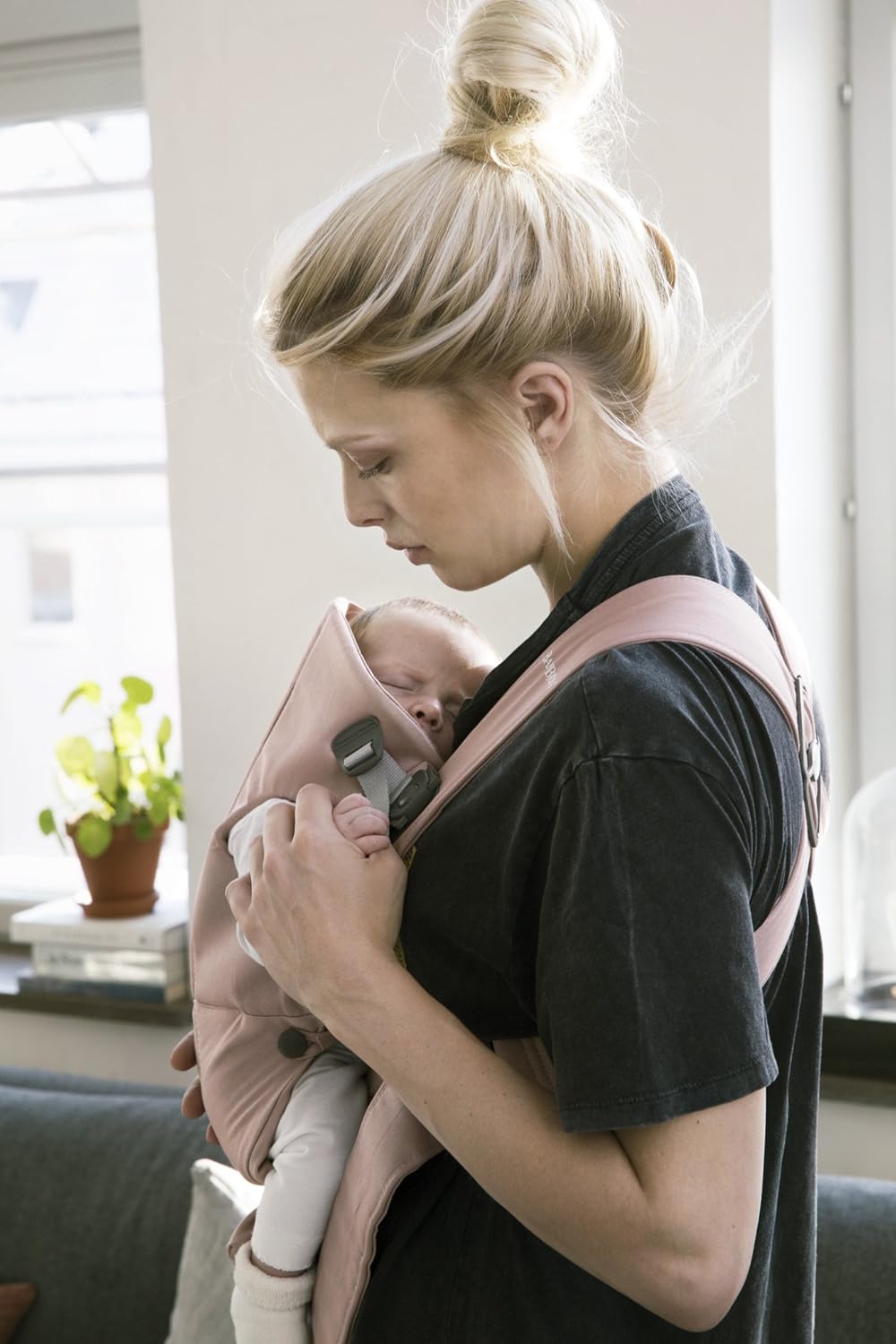 BabyBjörn Baby Carrier Mini, Cotton, Dusty Pink Newborn Carrier (7-25 lbs), Ergonomic, Easy-to-Use