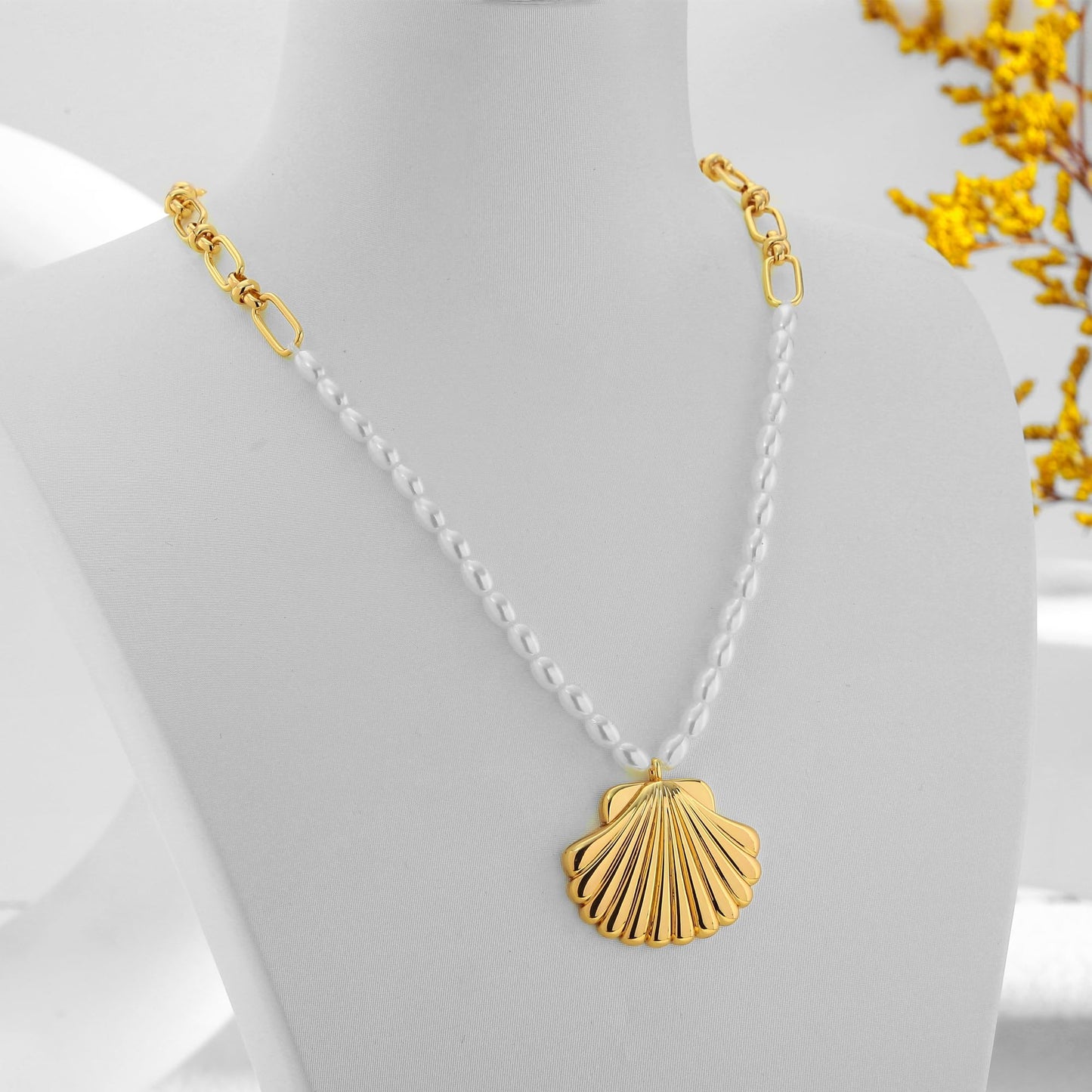 WOWORAMA Gold Pearl Shell Necklace for Women Dainty Scallop Shell Pendant Necklaces Adjustable Pearl Link Chain Choker Necklace Summer Beach Seashell Necklace Jewelry