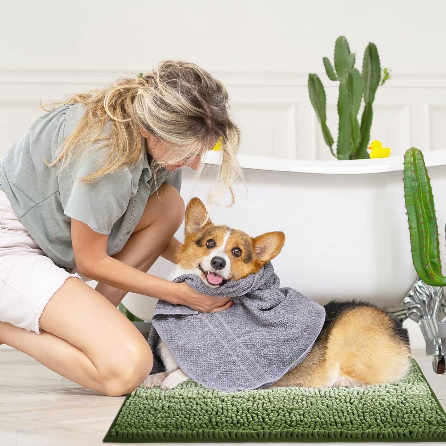 Gibelle Green Bathroom Rugs, Luxury Chenille Bath Mat, Small Non Slip Shower Rug and Bath Room Floor Mats, Machine Washable, Quick Dry Bathmat, Soft Cozy Plush Rug for Tub, 20" x 32"