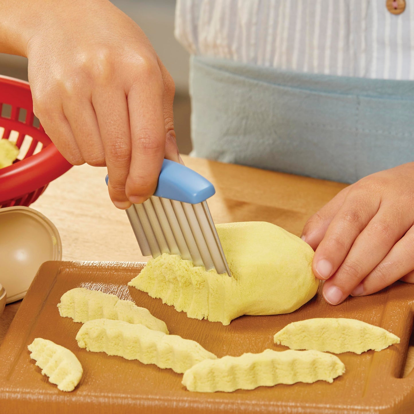 Little Tikes Creative Chefs Cheeseburger and Fries Kit with 22 Accessories, Pretend Play Cooking Set, for Boys and Girls Ages 3+ Years