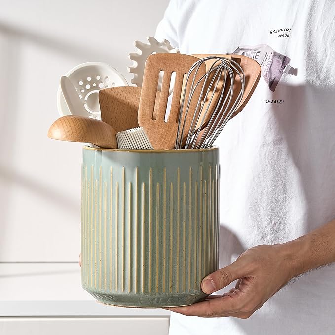 JIEMEI HOME Kitchen Utensil Holder, Ceramic Stable Utensil Crock for Countertop, 7.2" Large Utensil Organizer with Cork Mat, Removable Bamboo Divider for Kitchen Décor and Accessories, Green