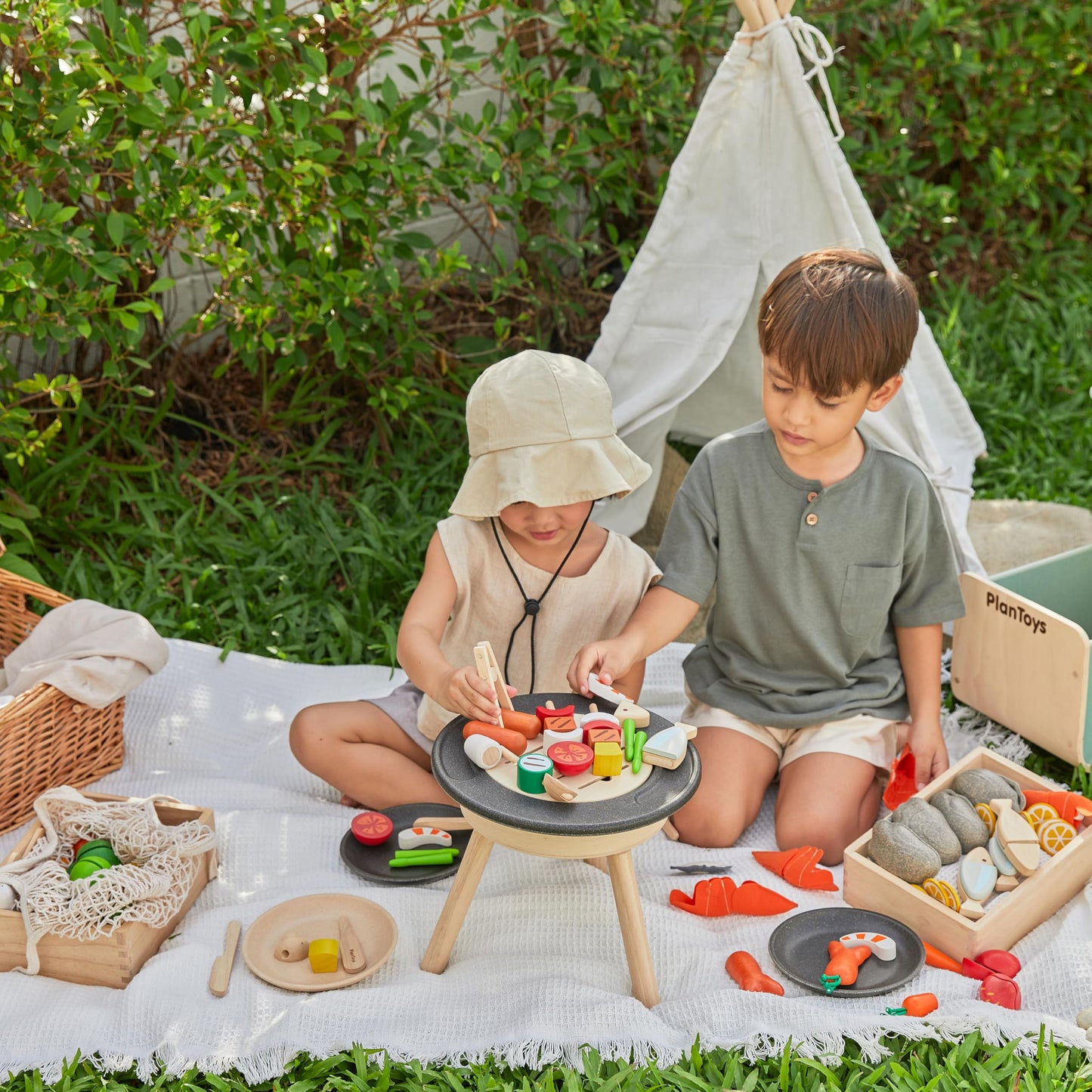 PlanToys® Wooden Barbeque Pretend Cooking Toy for Kids | Kitchen Toy Includes Grill, Food Pieces, Tongs & Charcoal Stove | Montessori Food Role Play Set for Fine Motor Skills & Imaginative Learning