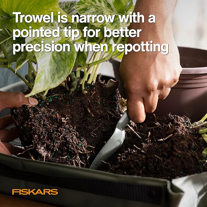 Fiskars 3‑Piece Cultivating Tool Set, Stainless Steel Trowel, Scoop & Cultivator with Space‑Saving Nesting Design