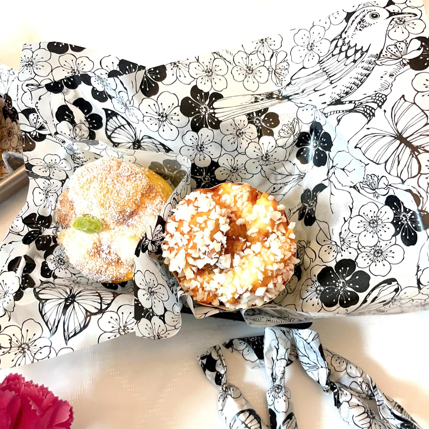 Suiwen 150pcs Summer Black and White Floral Wax Paper Sheets Sandwich Wrapping Paper, Greaseproof Wrap Parchment Papers Air Fryer Disposable Liner Food Basket Liners for Outdoor Picnic
